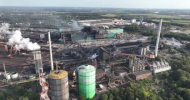 Metalurji fabrikası, Duisburg, Almanya 'da metal üretimi. Hava aracı görünümü.