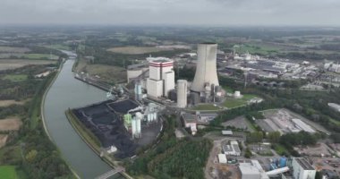 Ruhr bölgesindeki bir Alman enerji santralinin hava aracı görüntüsü. Panoramik manzara gökyüzünü oluşturur. Elektrik kurulumu üretimi.
