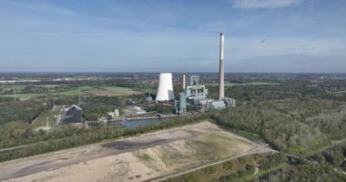 Ruhr bölgesindeki bir Alman enerji santralinin hava aracı görüntüsü. Panoramik manzara gökyüzünü oluşturur. Elektrik kurulumu üretimi.