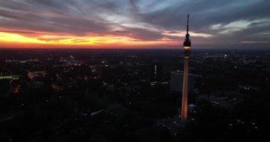 Geceleri Florian Tower Florianturm 'daki Dortmund' daki televizyon kulesinin yakın görüntüsü. Hava aracı görünümü.