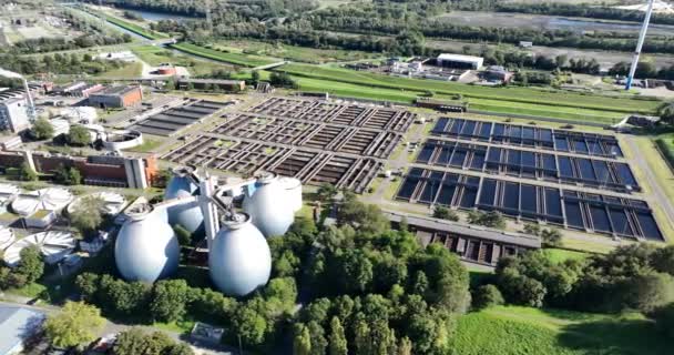 Luchtfoto Van Een Rioolwaterzuiveringsinstallatie Waterzuivering — Stockvideo