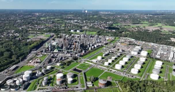 製油所 石油化学加工 合成製品の製造に関する空中ドローンビュー ドイツ エリア — ストック動画