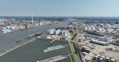 Rotterdam, Hollanda 'daki petrokimyasal Botlek limanında hava aracı görüntüsü. Endüstriyel bölge, ithalat ve ihracat.