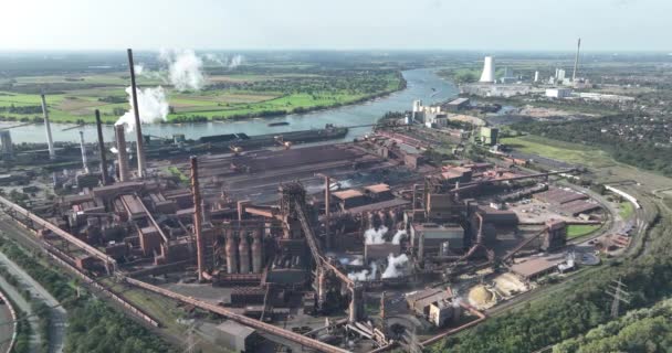 爆発炉工場の航空無人機の眺め 鋼鉄の生産 鋳造された重工業 ドイツ デュイスブルク — ストック動画