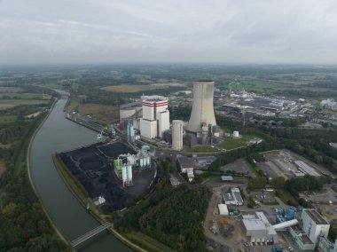 Almanya 'nın ruhr bölgesindeki bir kömür santralinin hava aracı görüntüsü. Enerji üretimi.