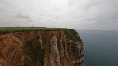 Bir FPV İHA ile Etretat, Normany kayalıkları boyunca uçuyor..