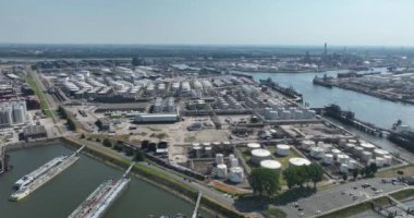 Rotterdam, Hollanda 'daki petrokimyasal Botlek limanında hava aracı görüntüsü. Endüstriyel bölge, ithalat ve ihracat.