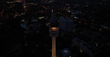 Dortmund, Almanya 'nın yayın kulesinde gece hava aracı görüntüsü. Florianturm.