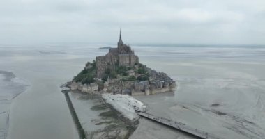 Mont Saint Michel, Fransa, tarihi anıt. Hava aracı görünümü.