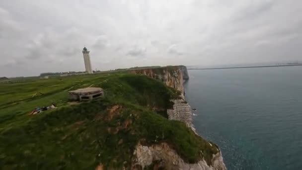 Fpv Dağ Sörfünün Hava Aracı Görüntüsü Normandiya Kayalıkları Uçuyor Tepeler — Stok video