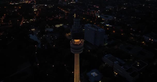 ドルトムント ドイツの放送テレビタワーで夜の空中ドローンビュー フロリアント — ストック動画