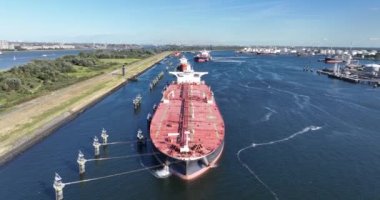 Rotterdam limanına demirlemiş büyük bir petrokimyasal taşıyıcının antenleri. Öne doğru uç, öne doğru..
