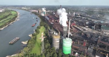 Kola fabrikasının hava aracı görüntüsü. Metal endüstrisi. Almanya, Ruhr bölgesi.
