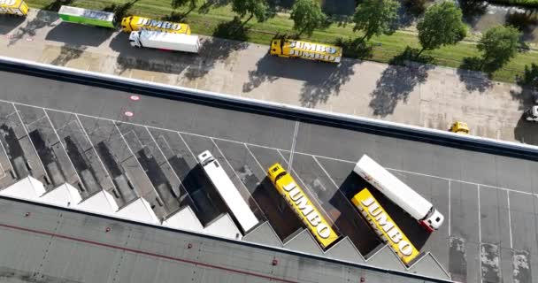 伍尔登 2023年6月14日 荷兰Jumbo超市的运输卡车 配送中心 自上而下的观点 — 图库视频影像