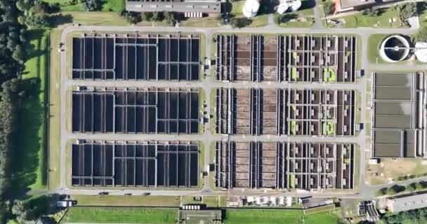 从空中俯瞰污水处理厂的安装 净化水池 — 图库视频影像