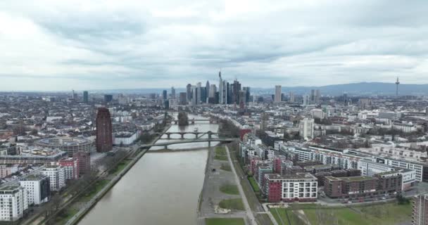 Luchtdrone Zicht Frankfurt Main Duitsland Skyline Bewolkte Dag — Stockvideo