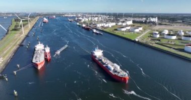 Rotterdam, 9 Ağustos 2023, Hollanda, Europoort petrokimya terminali, limana yanaşan gemiler, havadan seyir..
