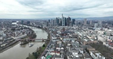 Frankfurt am Main, Almanya 'nın hava aracı görüntüsü bulutlu bir günde ufuk çizgisi, finans bölgesi, şehir panoraması.