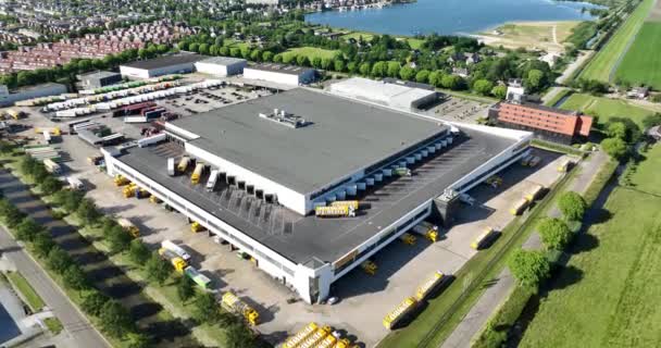2023年6月14日 オランダ ジャンボ流通センター 近代的な倉庫 商品や製品を輸送するトラック 空中ドローンビュー — ストック動画