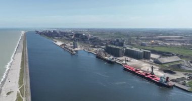 Fransa 'nın Dunkirk yakınlarındaki metal üretim tesisinin havalimanı. Gemiler kenetlendi, demirlendi.