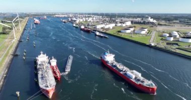 Rotterdam, Hollanda limanının Petrokimya merkezi havalimanı. Calandcanal 'dan geçen gemiler.