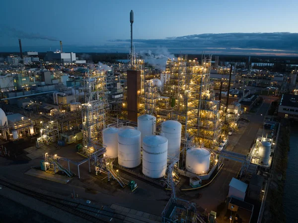 Hollanda, Dordrecht 'teki polimer üretim tesisinin hava aracı görüntüsü..