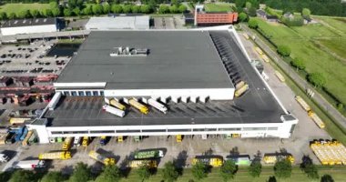Woerden, 14 Haziran 2023, Hollanda. Jumbo dağıtım merkezi, modern depo, mal ve ürünleri taşıyan kamyon. Hava aracı görünümü.