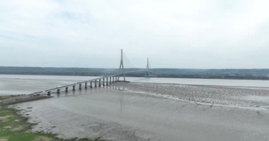 Pont de Normandie, Fransa 'da Le havre ile Honfleur arasındaki asma köprü. Pont de Normandy, gökyüzü manzaralı..