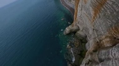 Normandiya, Fransa 'daki uçurumların üzerinde uçan FPV droen videosu.