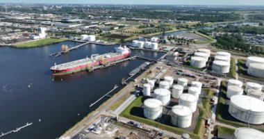 Limandaki bir petrokimyasal tankerin insansız hava aracı görüntüsü. Depolama konteynırları, altyapı. Amsterdam, Hollanda.