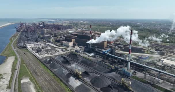 フランスのダンケルク近郊の鉄鋼生産施設の空中ドローンビュー スモーク 重工業 — ストック動画