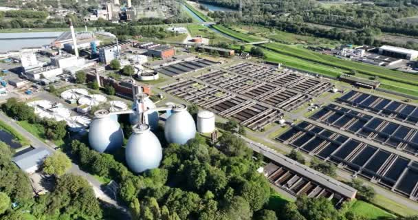 在一个污水处理厂的空中俯瞰 清洁供饮用的水 — 图库视频影像