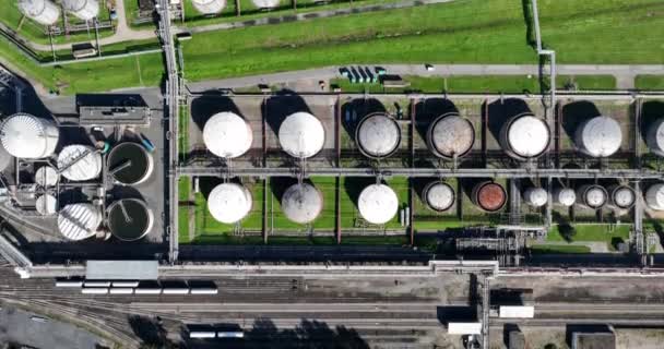 Aerial Top Lagring Petroleumprodukter Silor Och Infrastruktur Vid Ett Raffinaderi — Stockvideo