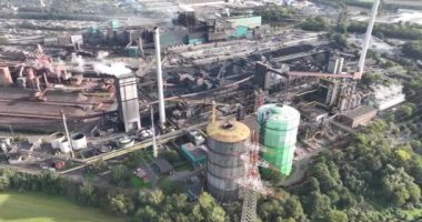 Almanya, Duisburg 'da bir metalurji fabrikası ve metal üretiminin insansız hava aracı görüntüsü.