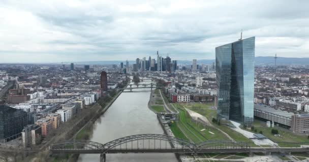 Drone Uitzicht Skyline Van Frankfurt Een Bewolkte Dag Duitsland — Stockvideo