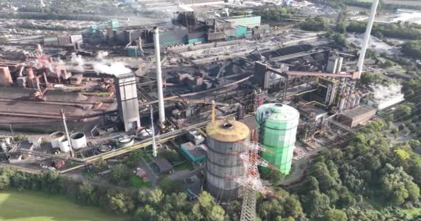 德国杜伊斯堡一家冶金厂和金属生产的空中无人机图像 — 图库视频影像