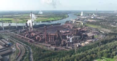 Ağır metal endüstrisi, patlama fırınları, Almanya 'nın en büyük çelik fabrikalarından biri, yüksek bacalar, ki bunlar sinter fabrikasının bir parçasıdır. Duisburg, Almanya hava aracı görüntüsü.