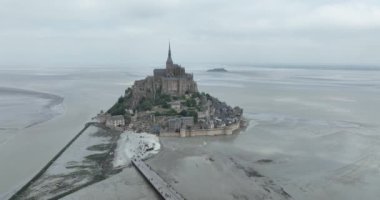 Le Mont Saint Michel 'in insansız hava aracı görüntüsü dünyaca ünlü bir turizm merkezi, hac alanı, Normandiya, Fransa.