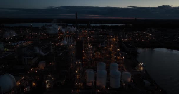 夜間にオランダのドルデレクにあるポリマー生産施設の空中ドローンビュー インストールのクローズアップビュー — ストック動画
