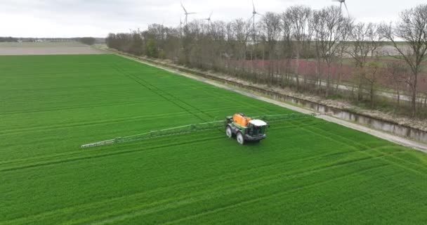 オランダの春の間に農業農家が畑で働いているトラクターの空中ドローンビュー — ストック動画