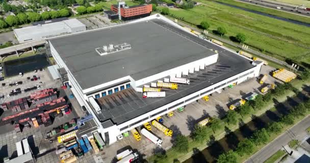 2023年6月14日 オランダ ジャンボのスーパーマーケット 流通センターの交通トラック トップダウンビュー — ストック動画