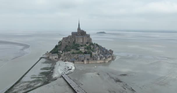 Luchtfoto Drone Uitzicht Mont Saint Michel Een Wereldberoemde Toeristische Attractie — Stockvideo