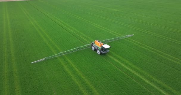 クレイル オランダ 2023年4月15日 オランダの春の間に農業農家が畑で働いているトラクターの空中ドローンビュー — ストック動画