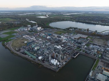 Dordrecht, Hollanda 'daki bir floropolimer üretim tesisinin insansız hava aracı görüntüsü.