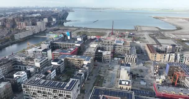 在荷兰阿姆斯特丹中心岛 无人驾驶飞机俯瞰一处建筑工地 建造住宅 — 图库视频影像