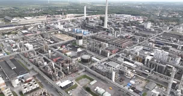 工業団地 大規模な化学公園での化学物質の生産 ドイツのマールで行われた空中ドローンビュー — ストック動画
