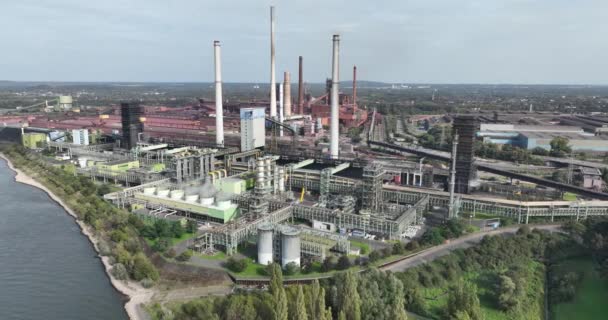 大規模なコーキングプラント 金属産業 重工業に関するドローンビュー ドイツ デュイスブルク — ストック動画