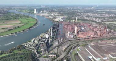 Fırın ve kola fabrikasını patlatın. Duisburg, Almanya. Hava dronu görünümü.