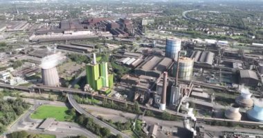 Metal üretim endüstriyel kompleksine insansız hava aracı bakışı. Büyük çelik ve metal üretim alanı, Duisburg, Almanya.