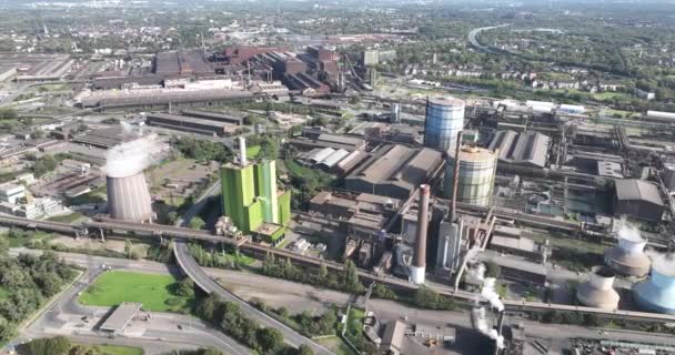 金属製造産業複合体に関するドローンビュー 大規模な鉄鋼 金属生産拠点 デュイスブルク ドイツ — ストック動画